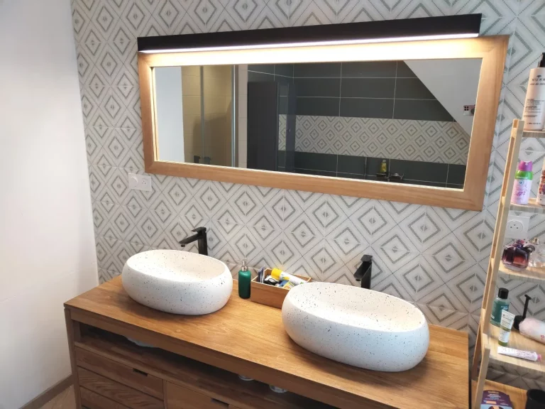 Salle de bain avec un miroir et double vasque